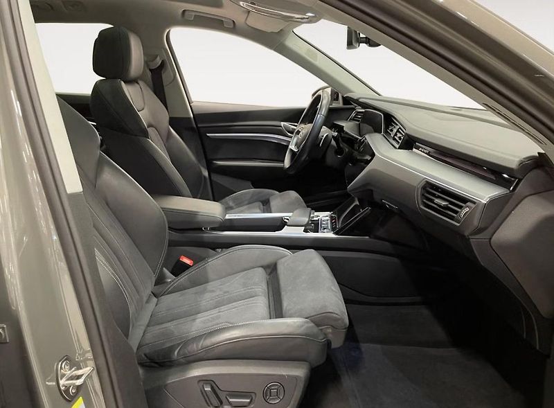 Audi Q8 e-tron 55 Q 360kam Pano Matrix Tažné - fotka 12 z 23