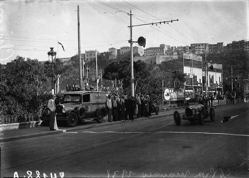 Louis Chiron jako vítěz Velké ceny Francie 1934. Od narození legendárního závodníka, který se stal velice populárním i v Československu, letos uplynulo 125 let.
