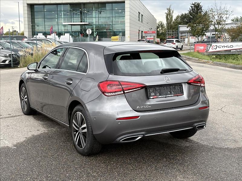 Mercedes-Benz Třídy A 1,3 250e Full Led,Navi,Výhřev - fotka 43 z 43