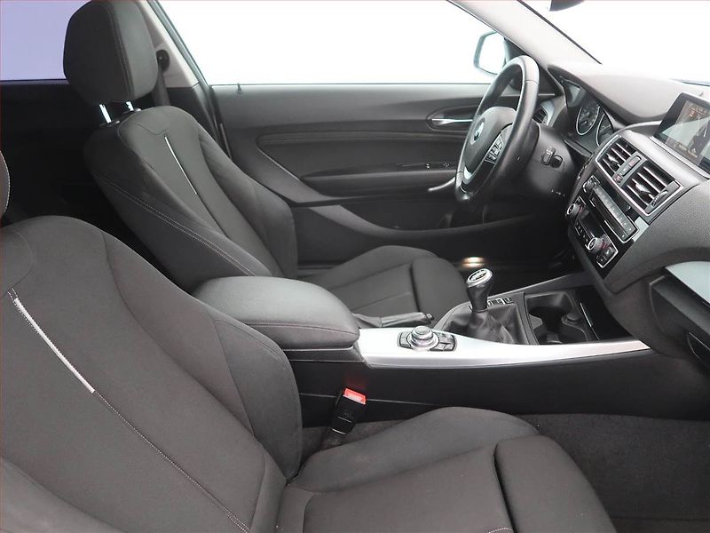 BMW Řada 2 (2015) Sport Line 218d, Navi - fotka 9 z 17