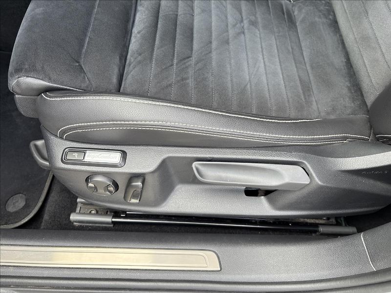 Volkswagen Passat 2,0 TDI R-Line 140kW - fotka 21 z 47