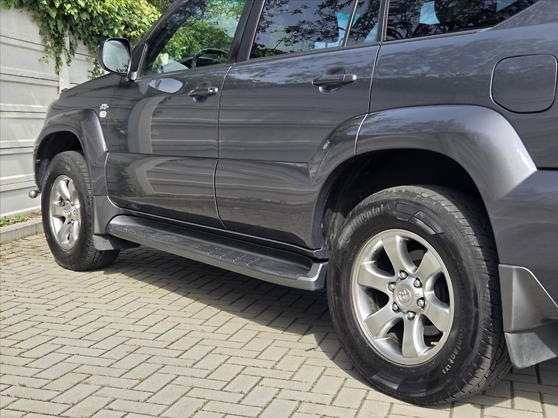 Toyota Land Cruiser 3,0 D-4D 127kW 8-míst ČR 1.maj - fotka 23 z 29
