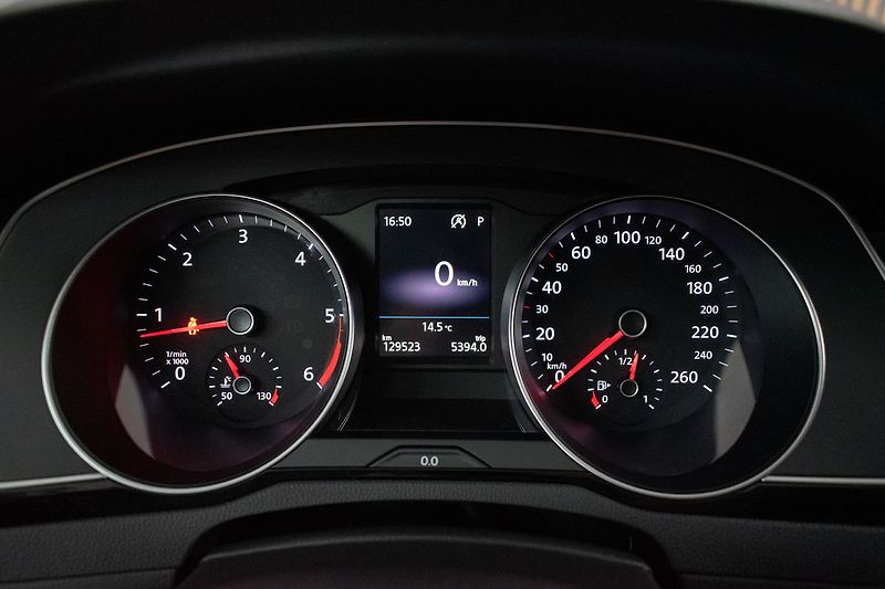 Volkswagen Passat 2.0 TDI 110*DSG*KAMERY360*ACC* - fotka 21 z 43