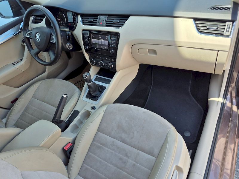 Škoda Octavia (2013) Elegance 2.0 TDI 110kW Combi - fotka 23 z 27