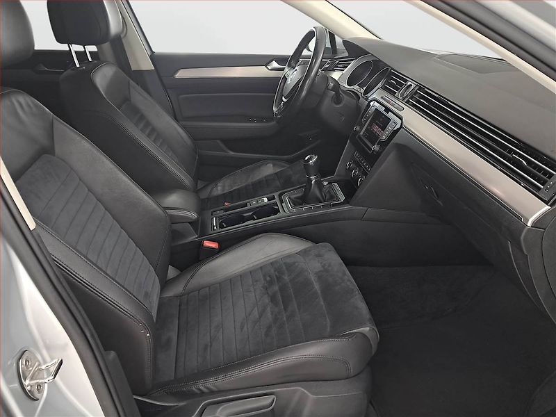 Volkswagen Passat (2016) Highline 2.0 TDI, Kůže, Navi - fotka 9 z 18