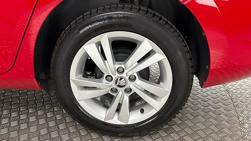 Škoda Fabia 1.0 TSI Ambition Combi - fotka 19 z 24
