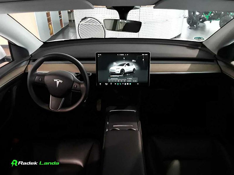 Tesla Model Y (2022) AWD – AMD Ryzen, 4x4 - fotka 7 z 10
