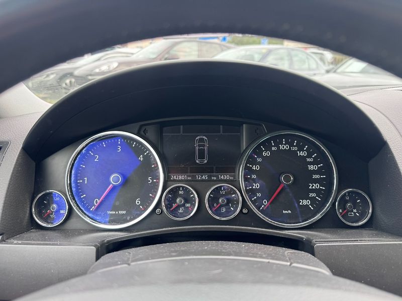 Volkswagen Touareg (2010) 4X4 3,0 TDI V6 176 KW - fotka 22 z 47