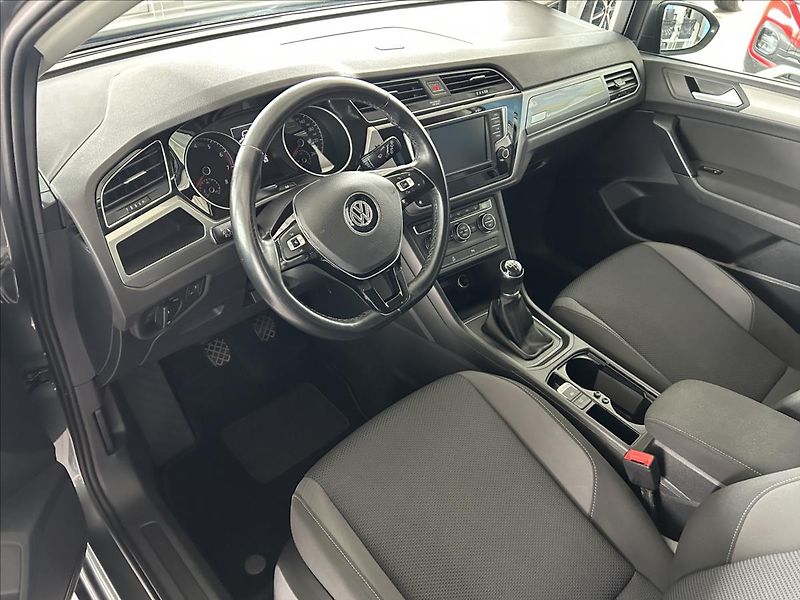 Volkswagen Touran 1,2   TSI 81kW,2.MAJ,SERVISKA - fotka 7 z 22