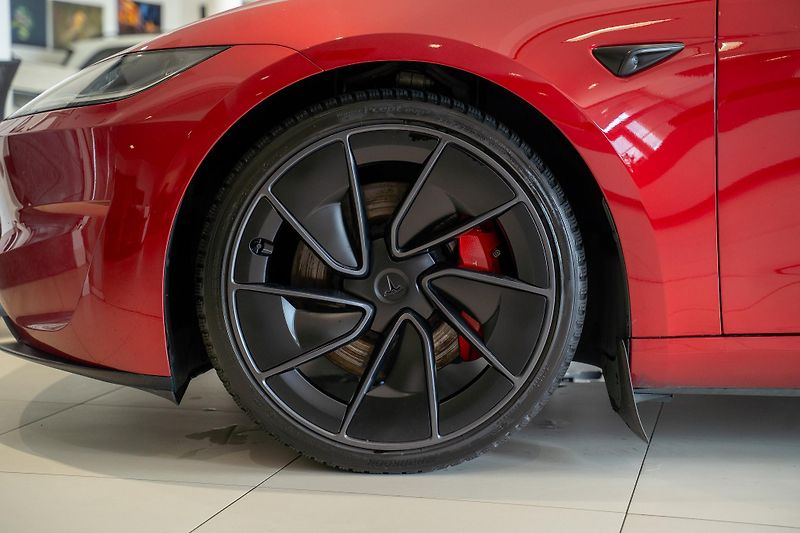 Tesla Model 3 (2024) PERFORMANCE HIGHLAND — DUAL  - fotka 8 z 24