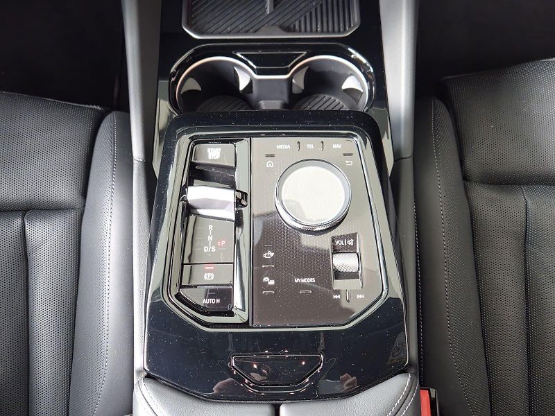 BMW Řada 5 520 xDrive - fotka 25 z 38
