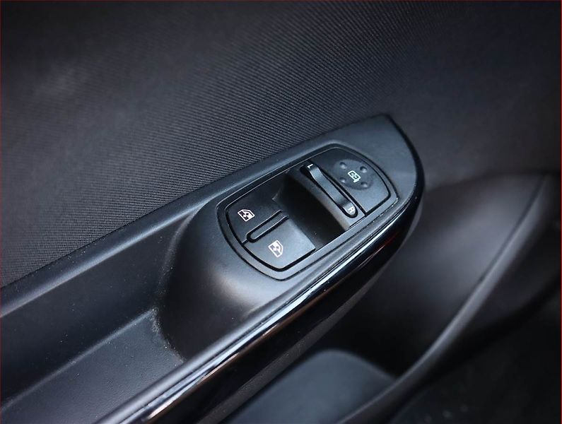 Opel Corsa (2018) 1.4, Automat, Serv.kniha - fotka 17 z 19