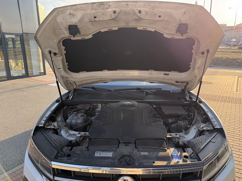 Volkswagen Touareg (2018) R-LINE V6 3,0 TDI - fotka 10 z 13