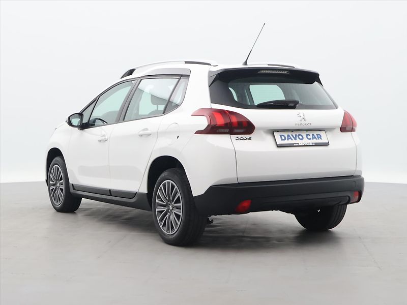 Peugeot 2008 1,2 PureTech 61kW Allure CZ - fotka 5 z 36