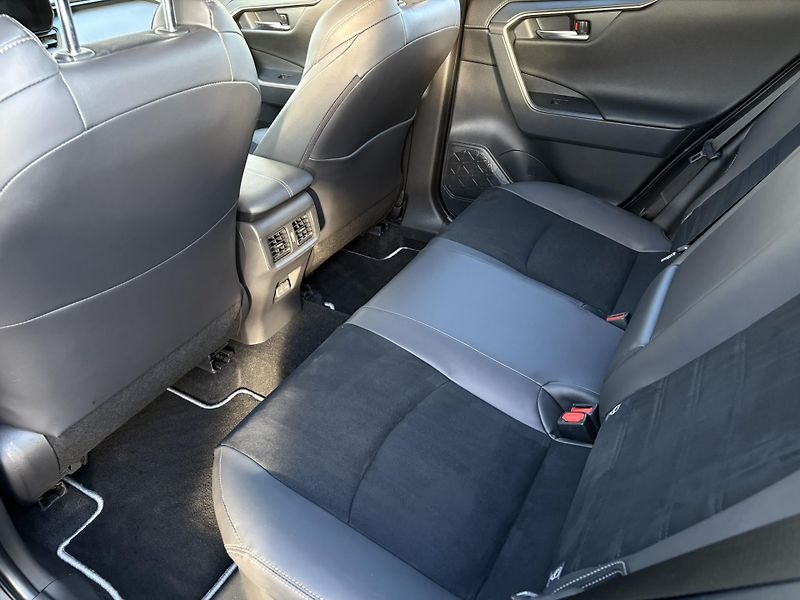 Toyota RAV4 2.5 HSD e-CVT AWD GR-Sport - fotka 11 z 25