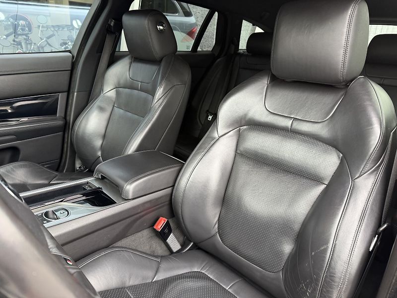 Jaguar XF 3,0 V6 Sportbrake REZERVACE - fotka 17 z 37