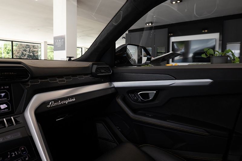 Lamborghini Urus 23/B&O 3D/Pano/Full ADAS/DAB+ - fotka 16 z 24