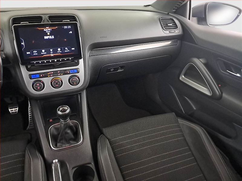 Volkswagen Scirocco (2009) 2.0 TSI, Kůže, Park. senzory - fotka 8 z 17