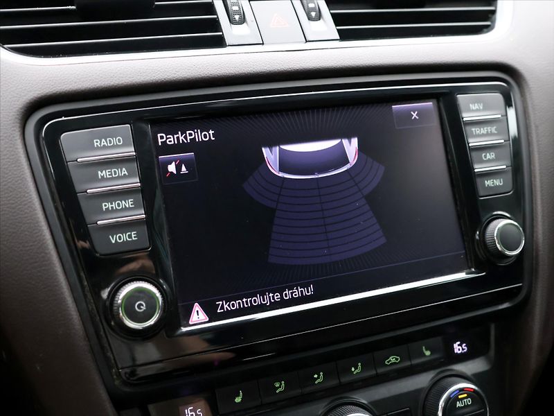 Škoda Octavia 2,0 TDI 135kW 4x4 DSG Scout - fotka 23 z 32