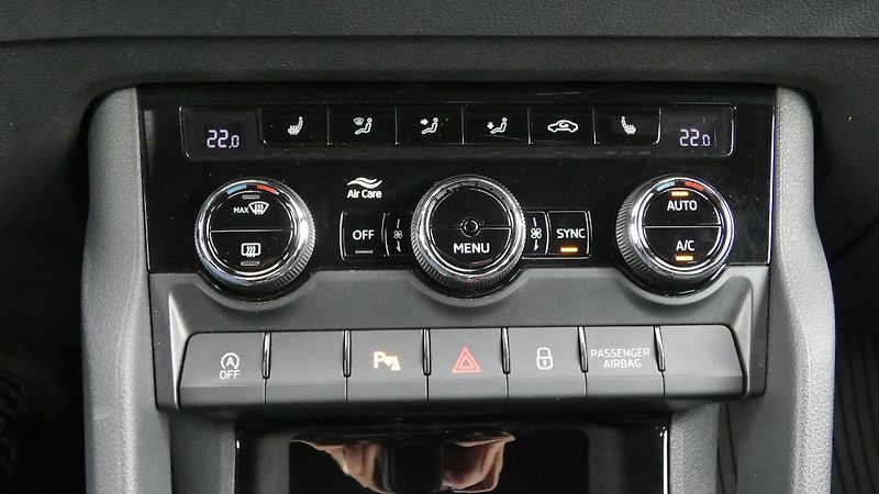 Škoda Karoq 1,5 TSI DSG Sportline - fotka 17 z 23