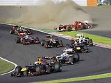 Sebastian Vettel vede v GP Japonska, Fernando Alonso (vpravo) měl hned po startu kolizi.