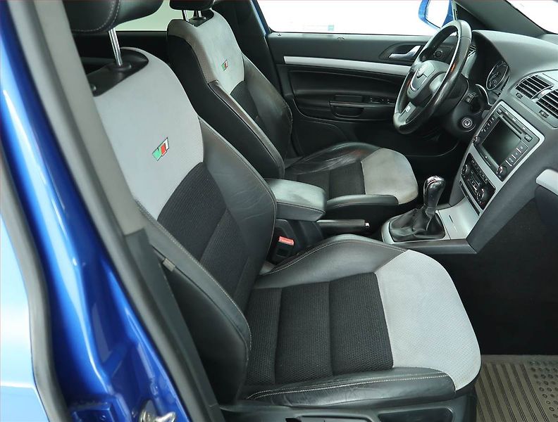 Škoda Octavia (2009) RS 2.0 TFSI, Xenony, Tempomat - fotka 9 z 15