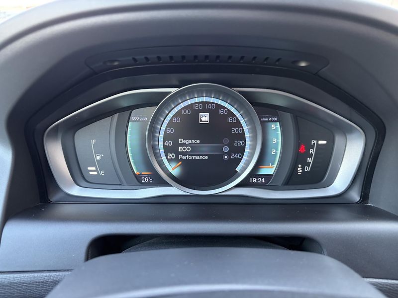 Volvo XC60 (2016) 2.0 D3 110kW AT8/152tkm/SERVIS - fotka 19 z 31