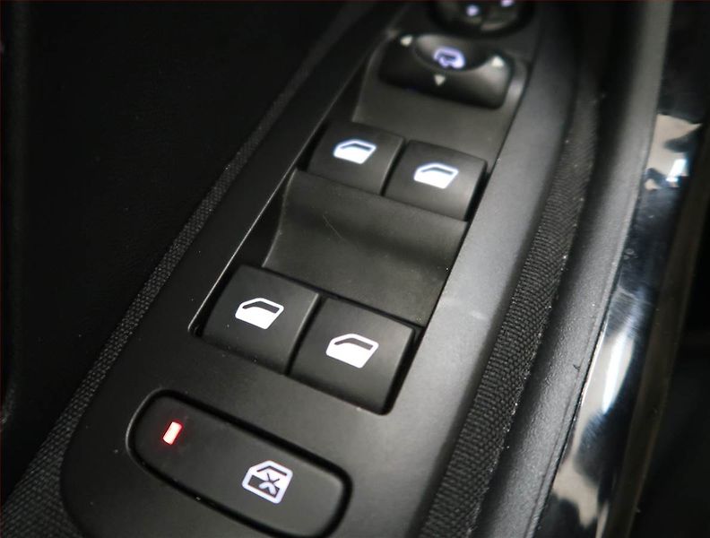 Peugeot 2008 (2019) 1.2 PureTech, Tempomat - fotka 15 z 16