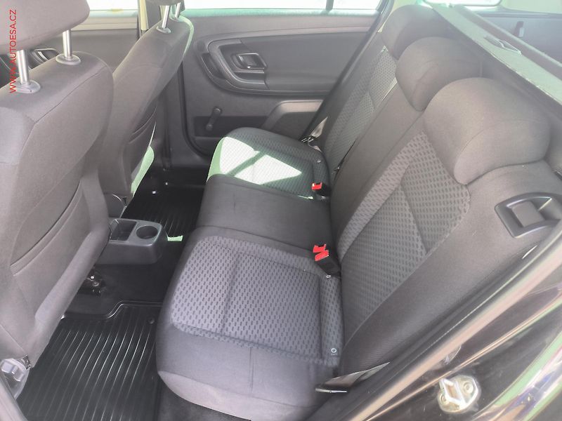 Škoda Fabia (2011) 1.6 TDi, ČR, Ambiente, AC - fotka 10 z 15