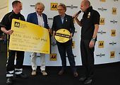 Derek Bell právě přebírá čestné doživotní členství v Automobile Association.