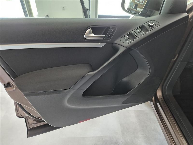 Volkswagen Tiguan TDI 4 MOTION R-Line - fotka 9 z 31