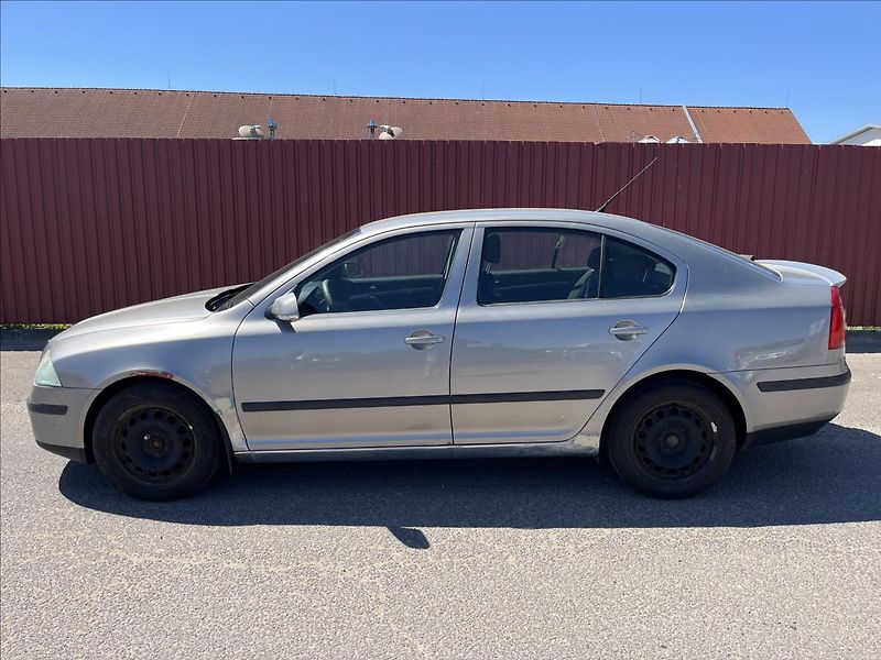 Škoda Octavia 1,6 FSi KLIMA TAŽNÉ  STK 6/28 - fotka 4 z 27