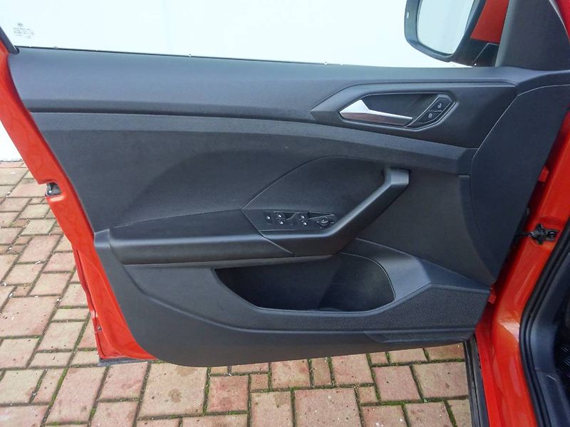Volkswagen T-Cross (2021) 1,0TSi /70kW Bassis - fotka 18 z 26