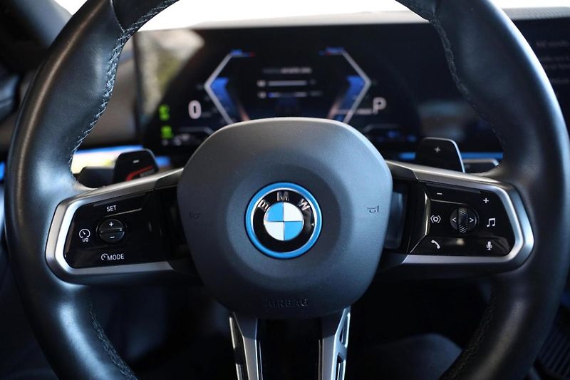 BMW Řada 5 550e xDrive Sedan - fotka 29 z 30