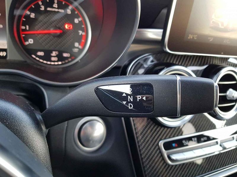 BMW potřebuje více točivého momentu, protože váží o půl tuny víc než Mercedes.