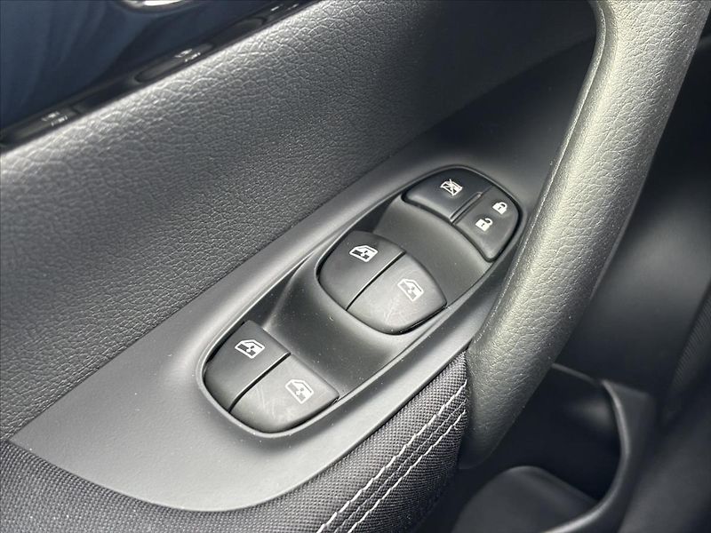 Nissan Qashqai 1,3 DIG-T Tekna PANORAMA TAŽNÉ - fotka 29 z 49