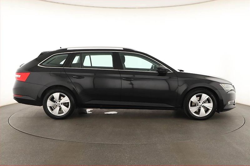 Škoda Superb (2016) 1.6 TDI, Xenony, Tempomat - fotka 6 z 15