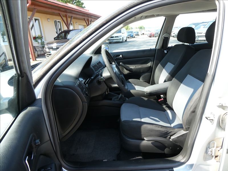 Volkswagen Golf 1,9 TDi 74kW EDITION - fotka 12 z 30