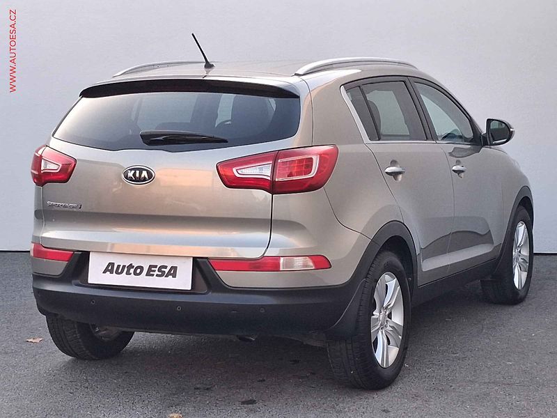 Kia Sportage (2012) 1.6 GDi, AC, park. senzor - fotka 4 z 15