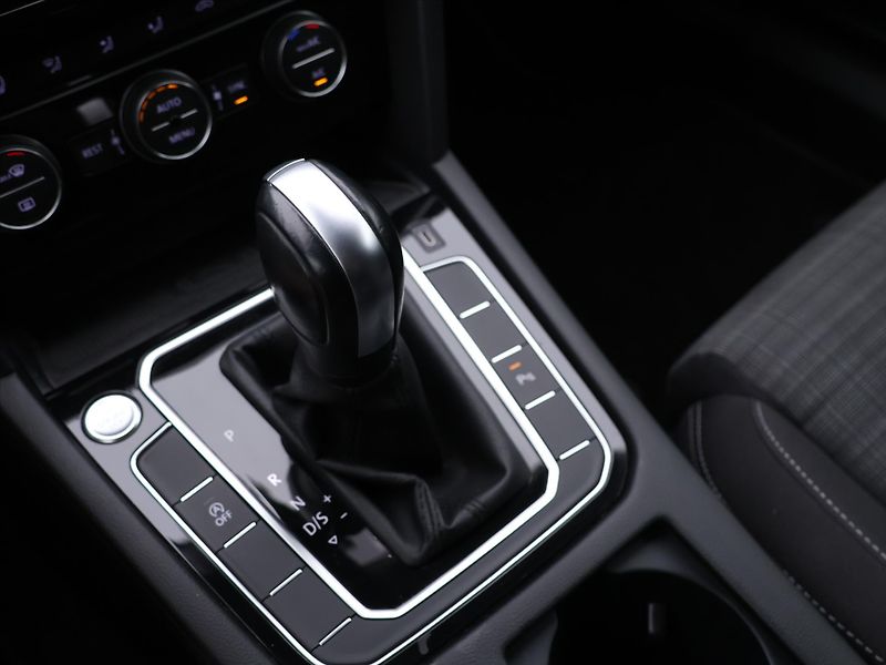Volkswagen Passat 2,0 TDI DSG Virtual Business - fotka 28 z 36