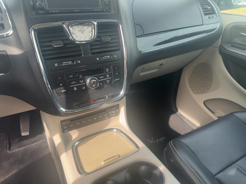 Lancia Voyager (2012)  Town 3,6 DVD Navi 2012 - fotka 17 z 20