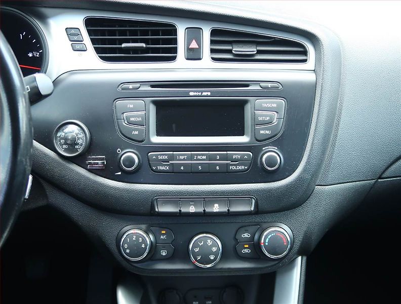 Kia Ceed (2013) 1.4 CVVT, Serv.kniha, Tempomat - fotka 12 z 14