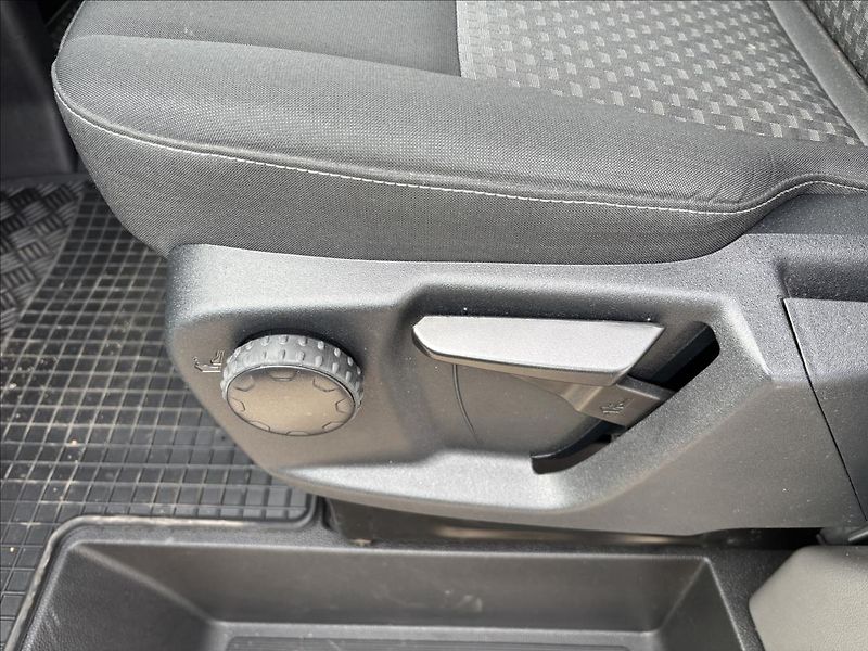 Ford Transit 2,0 EcoBlue 121kW L4 DPH - fotka 21 z 43