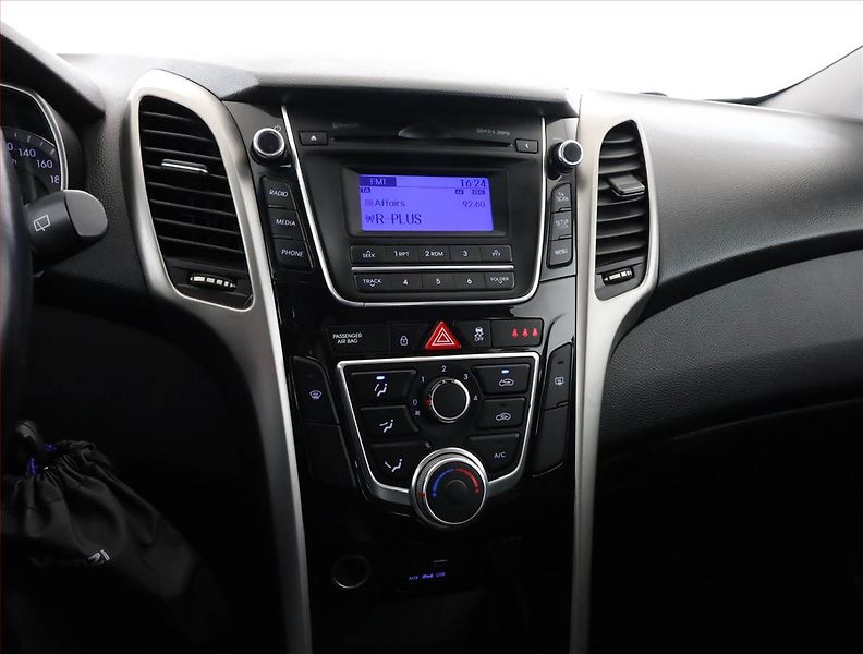 Hyundai i30 (2015) Comfort 1.6 GDI, Serv.kniha - fotka 10 z 16
