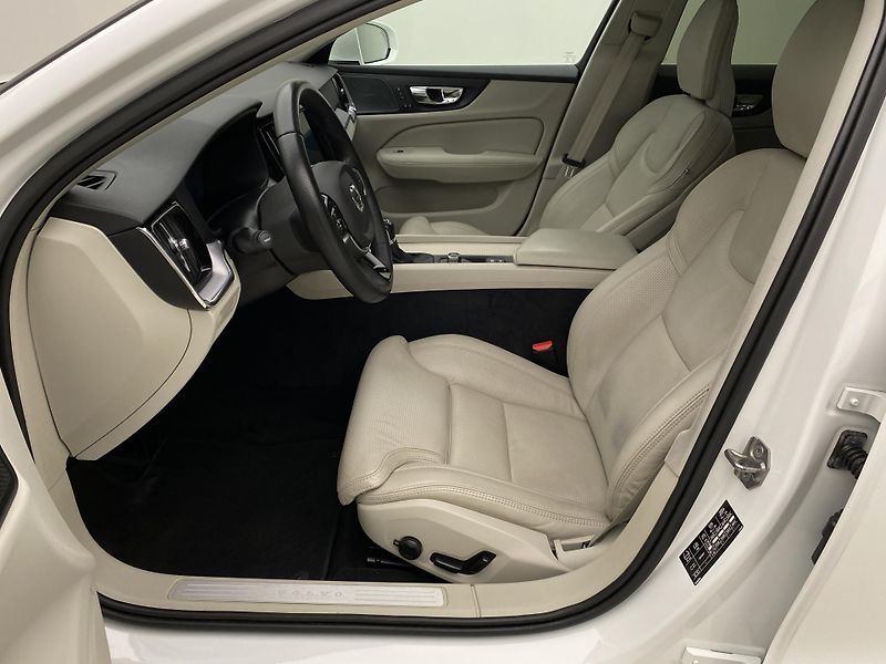 Volvo V60 D4 MOMENTUM AUT - fotka 3 z 47