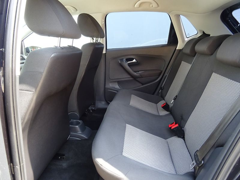 Volkswagen Polo (2011) 1.4i,63kW,s.kniha,klima,ALU - fotka 17 z 23