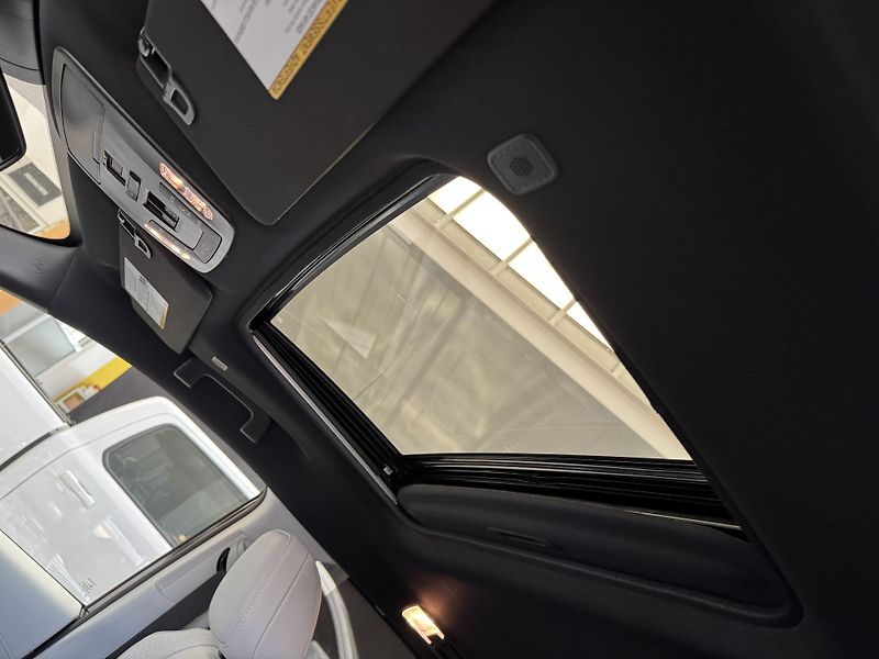 Toyota Sienna XSE 2,5 HEV AWD - fotka 40 z 46