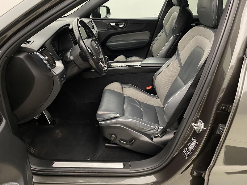 Volvo XC60 T5 AWD R-DESIGN AUT CZ - fotka 3 z 46