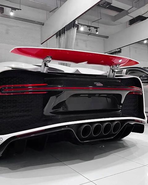 Bugatti Chiron (2019) Exkluzivní W16 sportovní edice - fotka 8 z 14