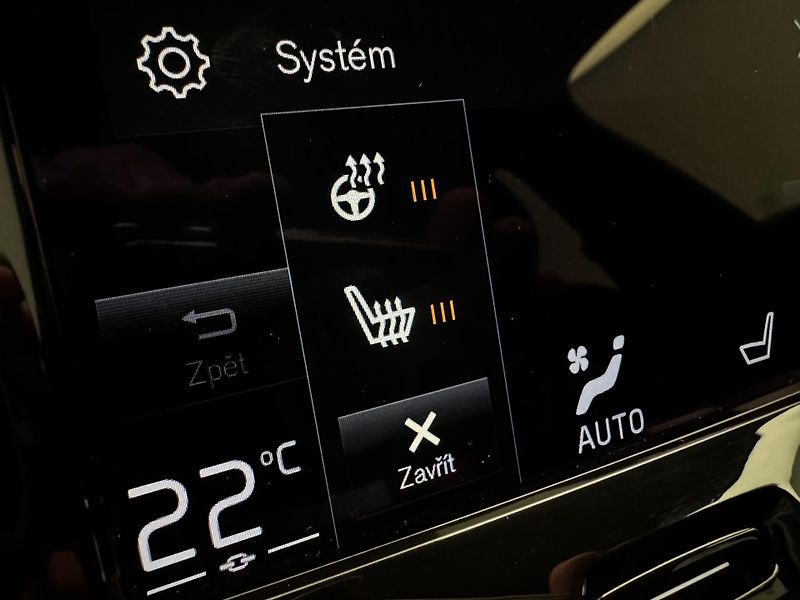 Volvo XC60 B4 AWD MOMENTUM AUT REZERVACE - fotka 42 z 45